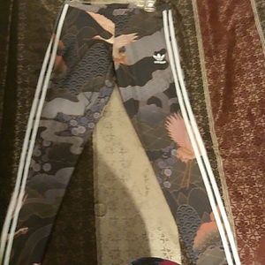 I'm selling these pair of adidas leggings!
